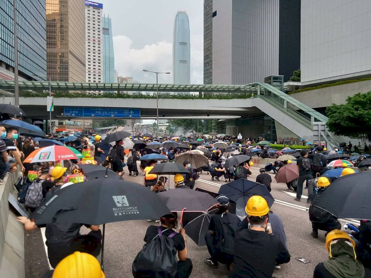831示威引發最暴力抗爭 汽油彈水砲車齊發