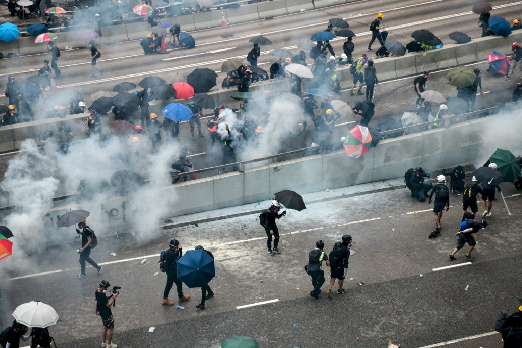 港遊行民眾對政總丟汽油彈 警方動用催淚彈和水砲