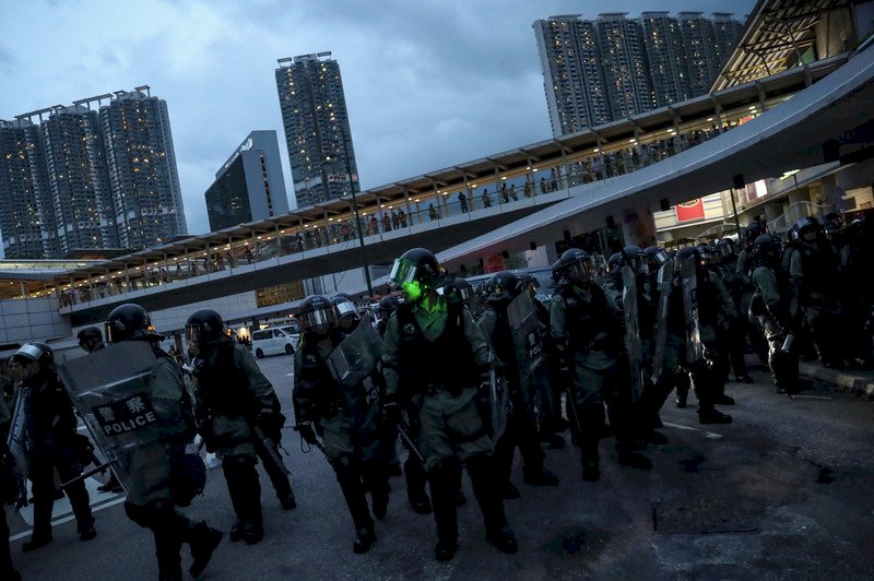 示威者破壞致東涌站關閉 港警中環碼頭搜查無人被捕