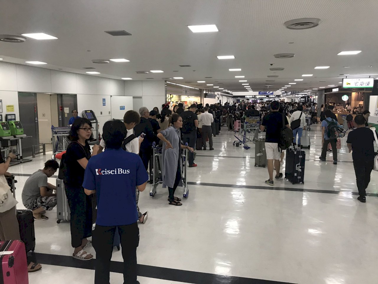 日本成田機場聯外交通中斷 旅客嘆陸上孤島