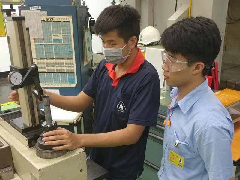 高雄市岡山農工106學年度起與漢翔航空公司合作「航太精密機械就業導向課程專班」,實習時有生活津貼和獎助學金可領,畢業後留用率更達100%。(教育部提供)