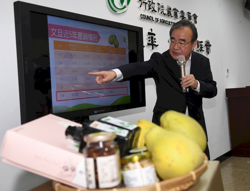 農糧署長胡忠一(圖)12日在農委會邀集柚農及農會代表等,舉行「文旦之亂再起 農民唾棄政客造謠」記者會,嚴正駁斥傳言,並表示擔心柚價受影響而下跌,造成農民損失。