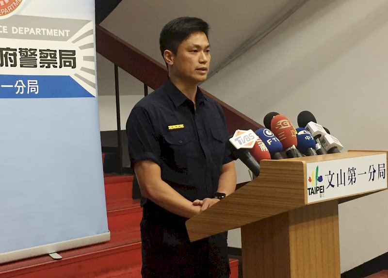 台北市文山區15日上午驚傳槍響,一名陳姓男子搭車返家,下車時遭梁姓男子埋伏開槍,造成大腿槍傷;梁男隨後自行投案,台北市警察局文山第一分局副分局長陳孟欣(圖)下午在記者會中說明案情,犯案動機仍待釐清。(圖:中央社)