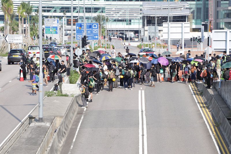 香港民眾15日下午自發上街遊行,隊伍在3時許抵達終點中環遮打花園以後並沒有停止,繼續漫無目的往前走,到了政府總部外的龍和道一度堵住馬路,但很快撒走。(圖:中央社)