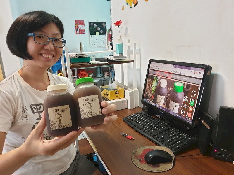 39歲聽障媽媽小萱因聽力退化,對外產生溝通障礙而丟了導遊工作,經由台中市勞工局職訓及創業輔導,如今她靠自製養生食品,成功闖出一片天。(圖:中央社)