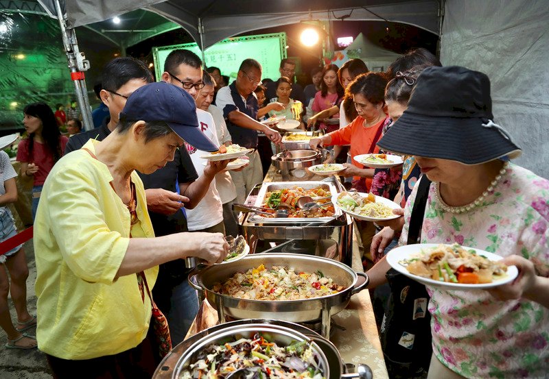 「柚見十五.文旦創意料理共食饗宴」15日晚間在台北希望廣場農民市集登場,邀請民眾共享以文旦柚入菜的美食,並宣導「吃當季、吃在地」,揪人共食不浪費。(圖:中央社)