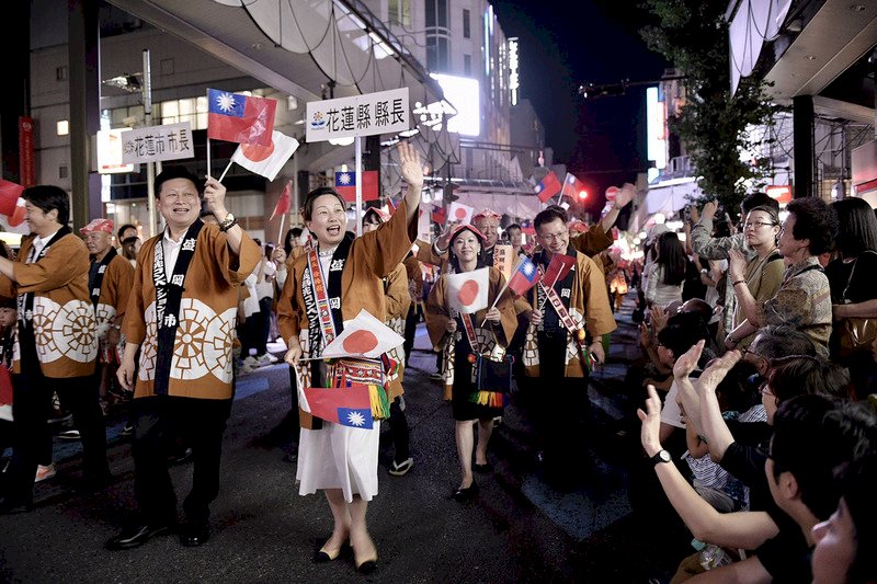 花蓮縣長徐榛蔚(中)率團赴日本參加盛岡秋祭慶典,見證300餘年歷史文化創生,傳承山車慶典底蘊,15日晚間並參與踩街遊行活動,受到當地民眾熱烈歡迎。(花蓮縣政府提供)