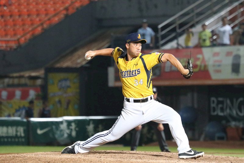 中職中信兄弟隊與統一獅隊15日在台南球場激戰,9局下兄弟投手李振昌登板救援,兩隊打到延長賽第10局,兄弟靠暴投跑回超前分,終場以3比2拿下勝利。(中信兄弟提供)