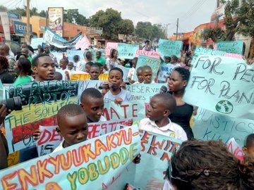 數百烏干達兒童罷課 參加週五氣候示威