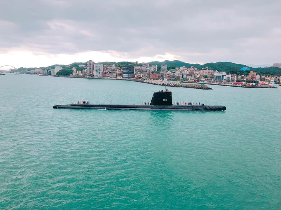 海獅潛艦駛入基隆港 軍事迷爭相拍攝