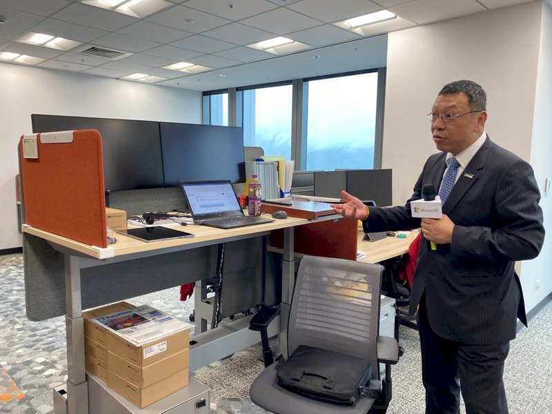 別怕AI搶飯碗，不學AI才會失業！iPhone想嗶進捷運？還早……