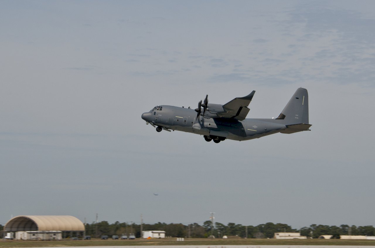 共機兩度擾台 美軍MC-130J、B-52現蹤台灣東西部空域