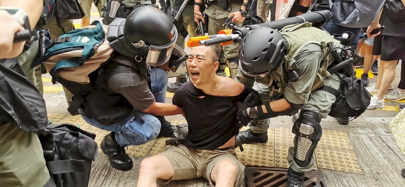 網民號召赴銅鑼灣遊行 港警施放催淚彈