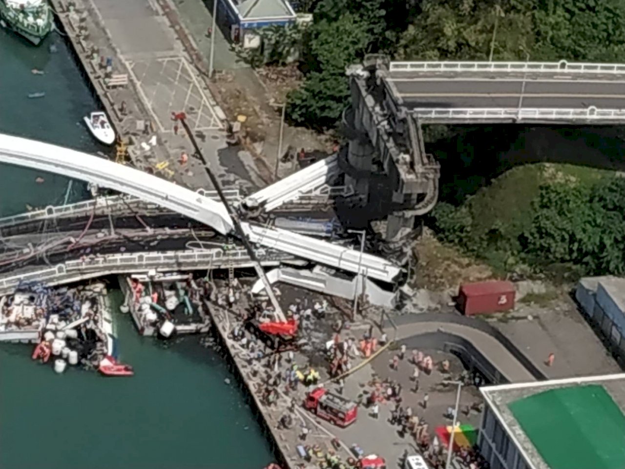 南方澳跨港大橋坍塌 港務公司：疑似米塔颱風所致