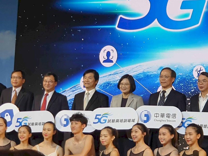 中華電信在板橋中華電信學院智慧園區建置「5G試驗與培訓場域」，總統蔡英文（後排右3）3日前往體驗5G智慧科技應用。