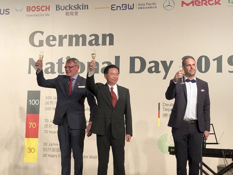 德國在台協會3日舉辦國慶酒會，德國駐台代表王子陶（左）、外交部長吳釗燮（中）等人一起舉杯祝賀。