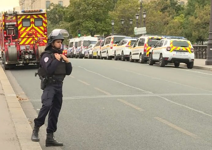 巴黎驚傳持刀客攻擊警察總部 警察4死