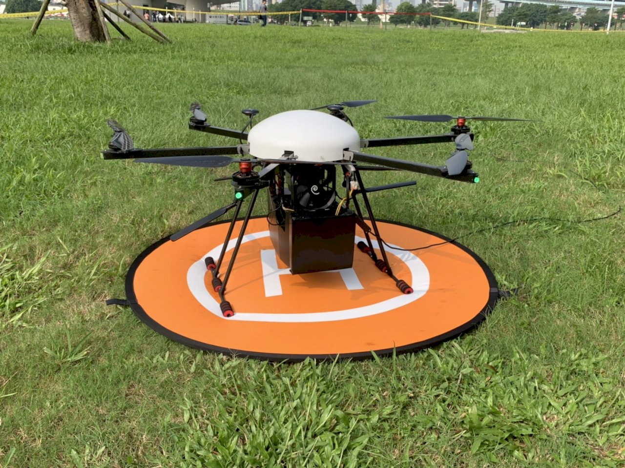 新北大都會公園抓寶人潮湧現  工研院與新北警局利用無人機維安