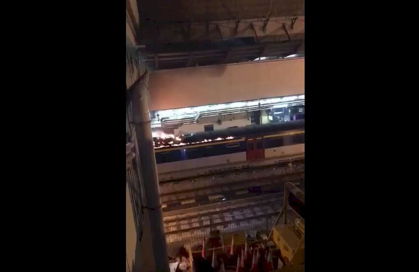 沙田站一列港鐵列車 車頂被汽油彈擲中著火