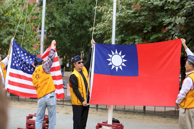 華府最大僑社「美京中華會館」6日在華府市中心舉辦升旗典禮，提前慶祝中華民國108年國慶。典禮中來賓齊唱中華民國國歌和美國國歌，並升起兩國國旗象徵雙方關係緊密。