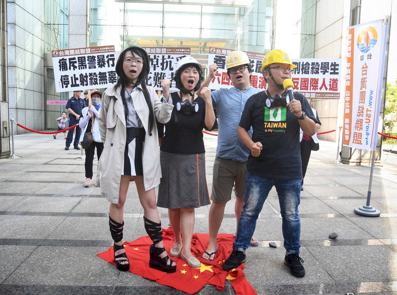 台聯多名成員聲援香港反送中運動，7日到台北香港經濟貿易文化辦事處前舉行記者會，眾人舉牌、呼口號為港人發聲，更撕毀、踩踏五星旗以表達抗議。