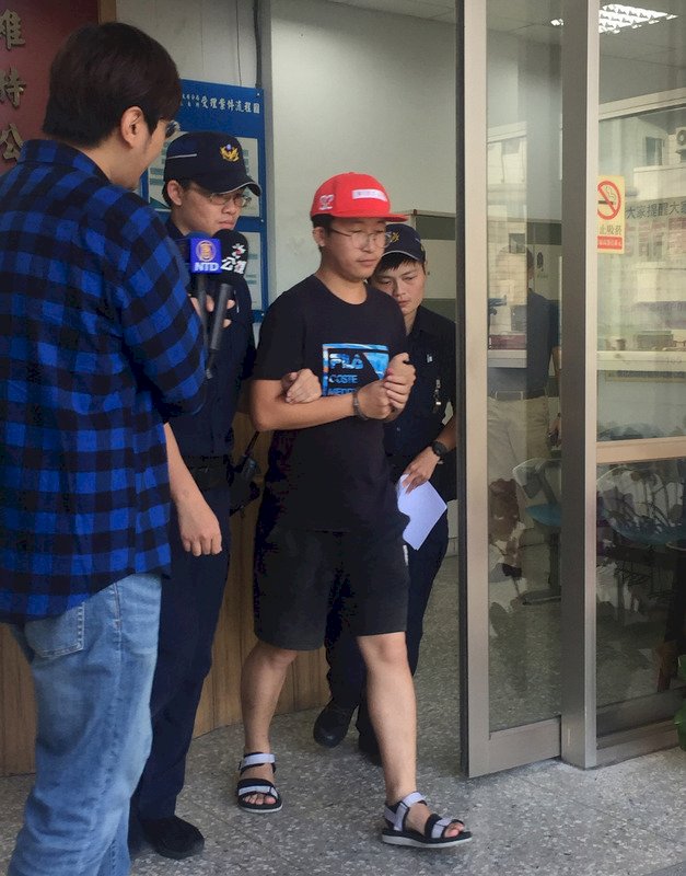 陸客撕毀連儂牆遭法辦 移民署強制出境並管制5年