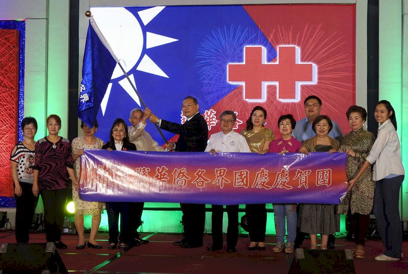菲華各界慶祝中華民國108年國慶大會，駐菲代表徐佩勇（左5）為菲華各界雙十國慶回國慶賀團授旗。