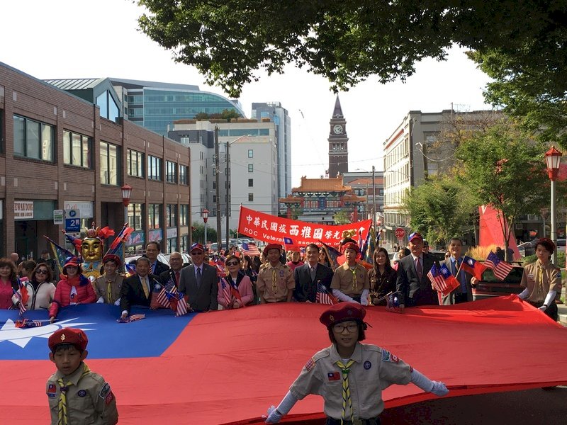 西雅圖僑界舉行國慶升旗典禮及遊行，連結台灣情與愛國心。（西雅圖經文處提供）