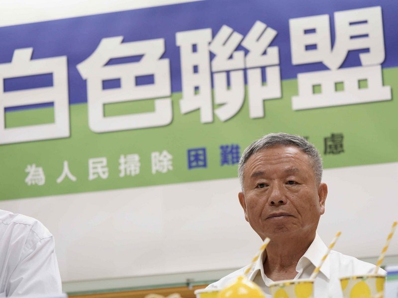 前衛生署長楊志良8日在台北出席加入白色聯盟政黨記者會，接受白色聯盟提名不分區立委選舉。