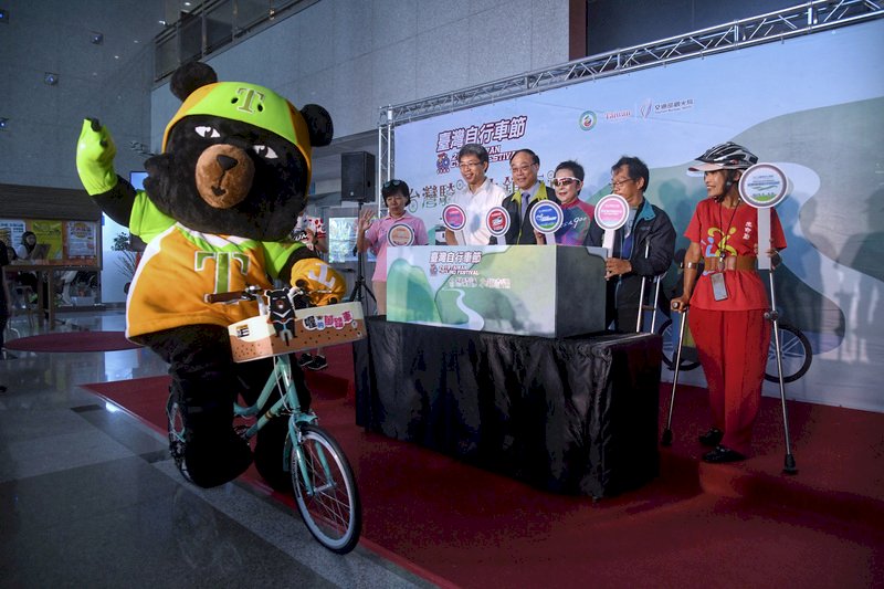 交通部觀光局8日上午舉行「2019台灣自行車節」啟動記者會，觀光局長周永暉（右4）等人出席，希望以自行車旅遊活動，結合各縣市的觀光與交通資源力量，呈現多元與在地文化旅遊特色。
