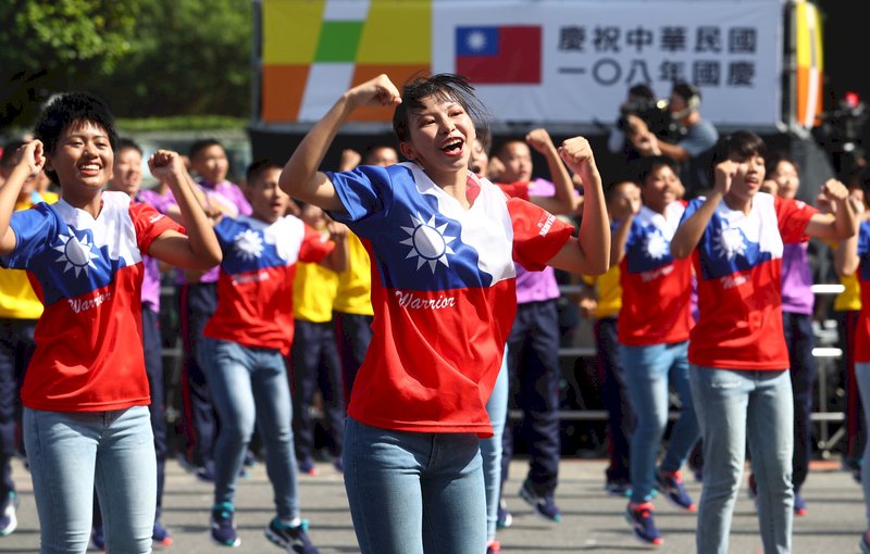國慶籌備委員會8日在總統府前舉辦「國慶大會預演」活動，陸軍專科學校學生進行熱舞表演，展現青春活力。