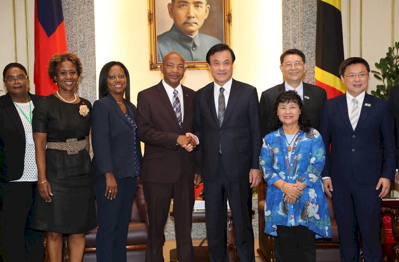 立法院長蘇嘉全（左5）8日在立法院會見聖克里斯多福及尼維斯國會議長柏金斯（Anthony Michael Perkins）（左4）伉儷國慶訪團，歡迎他們來訪台灣。