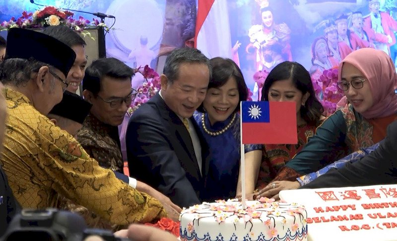 中華民國駐印尼代表處8日舉辦國慶酒會，中華民國駐印尼大使陳忠伉儷（右4、右3）與印尼總統佐科威幕僚長穆爾多科（右5）共同切蛋糕祝賀。