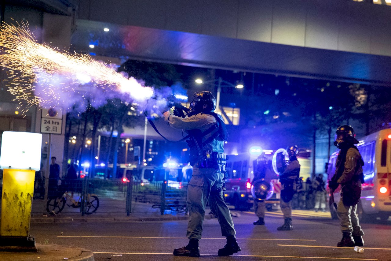 港警硬闖新港城逮人 何韻詩批無法無天