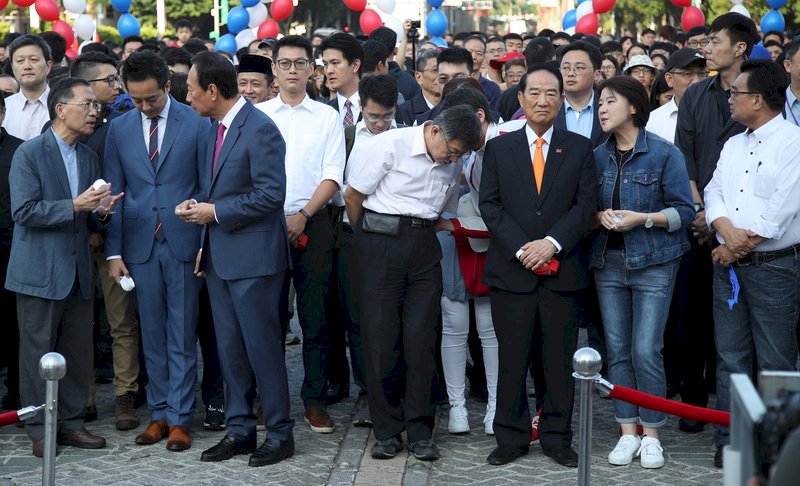 北市府清晨升旗典禮 郭柯宋合體添想像