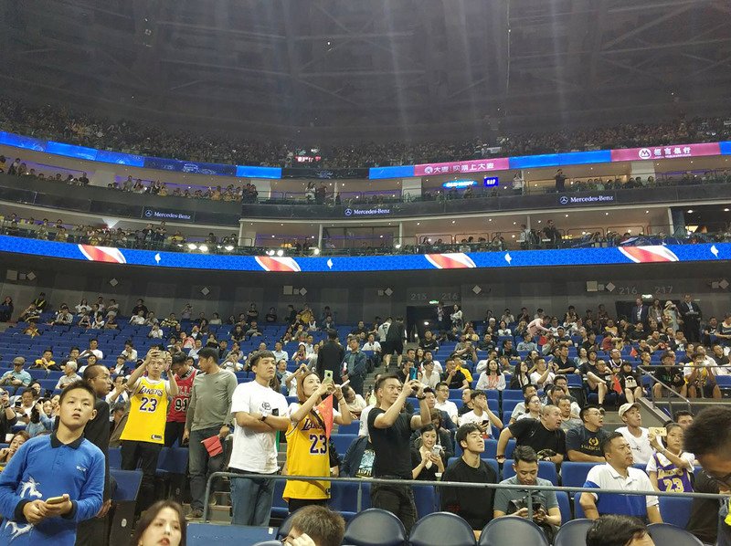 NBA中國賽遭抵制照看球迷：喜愛不受風波影響