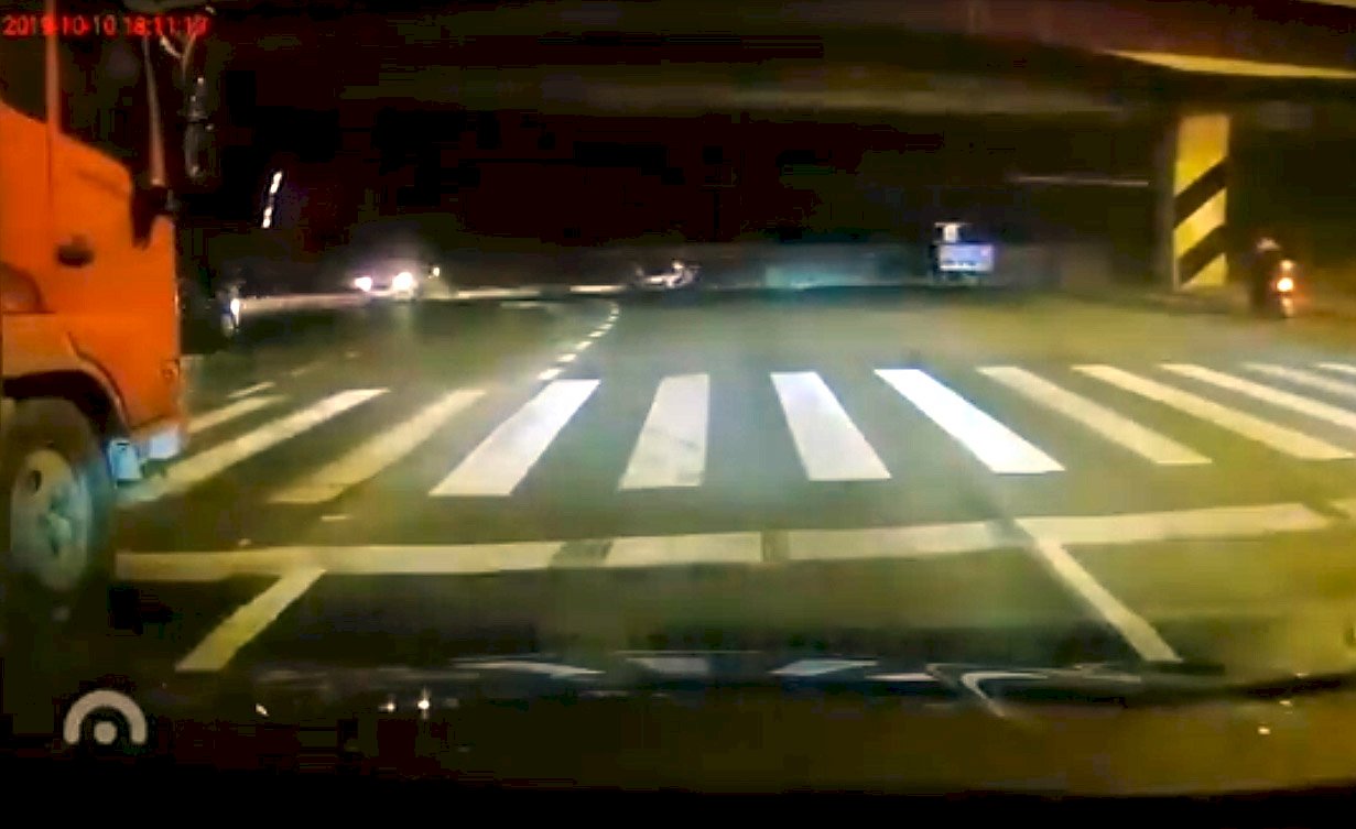 江蘇無錫國道高架路段坍塌 數輛車被壓垮