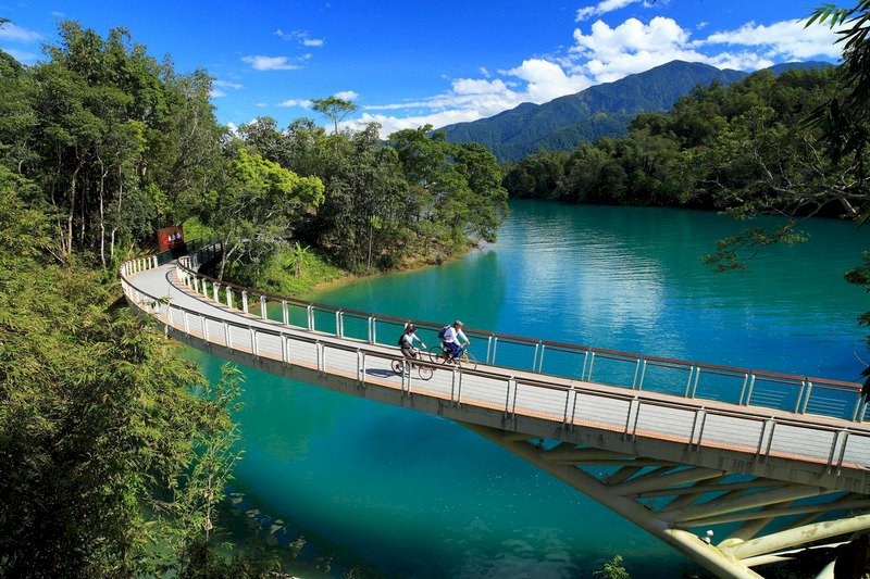 首次獲選「全球百大綠色旅遊目的地」的日月潭國家風景區,有環湖自行車道(圖)、電動車、空中纜車與遊湖太陽能電動船的旅遊網絡架構,降低碳排放量及旅遊對環境的衝擊。(日月潭國家風景區管理處提供)
