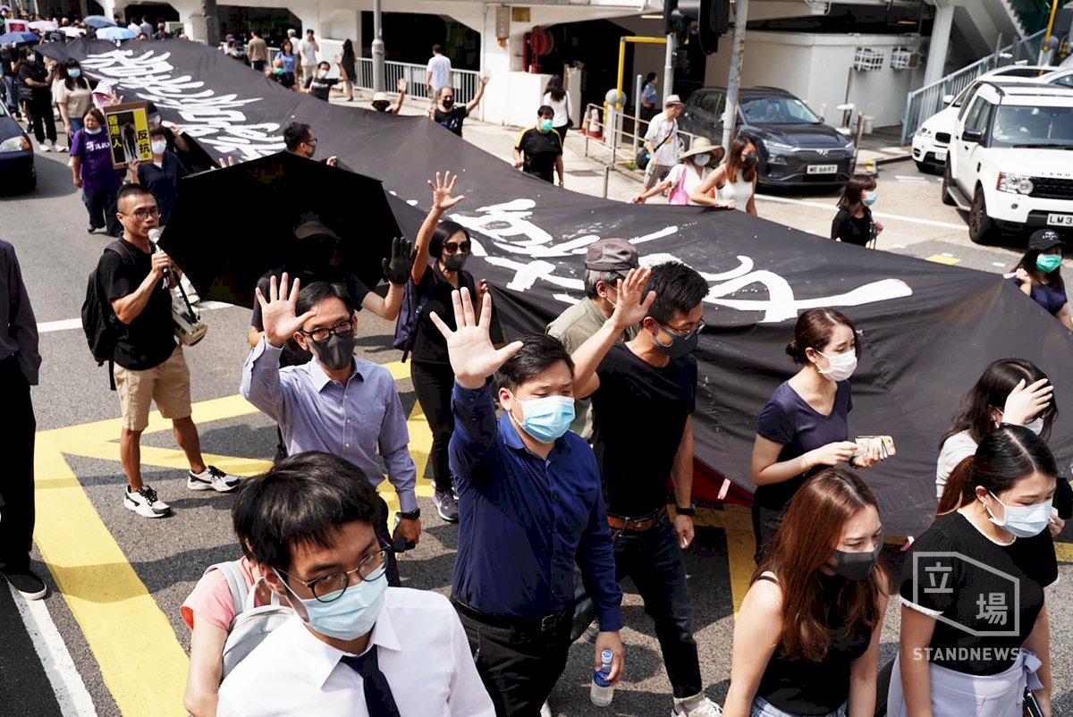 反對警察施暴 數百港人齊聚中環佔據車道