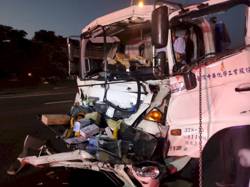 國道一號桃園往林口路段北上45.8公里處12日清晨發生貨車與硫酸槽車追撞意外，造成硫酸疑似洩漏，一名男子骨折送醫。（桃園市政府消防局提供）