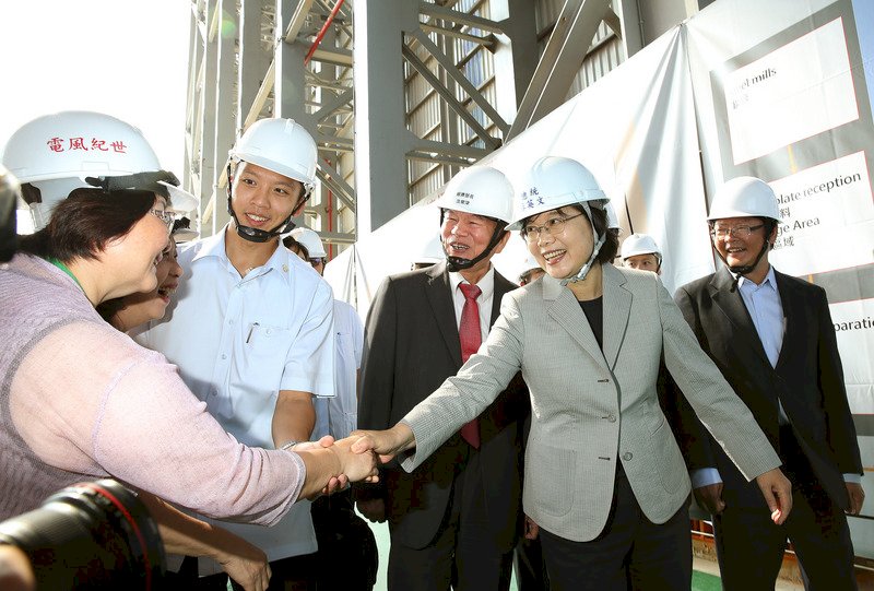 總統蔡英文（前右2）、經濟部長沈榮津（前右3）等人12日上午出席世紀鋼鐵水下基礎生產基地基樁對接儀式，員工們熱情歡迎總統到訪。(圖：中央社)