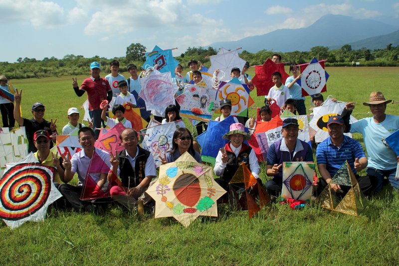 花蓮林區管理處12日起在花蓮大農大富平地森林園區展開為期15天的「森川里海風箏季」，不少民眾帶著自製風箏參與活動。
