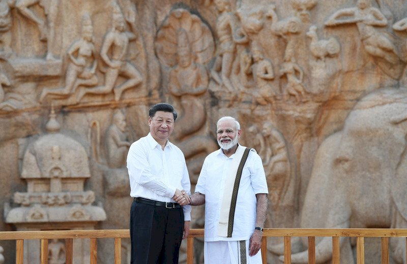 印度總理莫迪（右）帶領中國國家主席習近平（左）11日傍晚在印度坦米爾那都省瑪瑪拉普蘭鎮的3處古蹟參觀，兩人並握手表示友好。（取自莫迪官方推特）