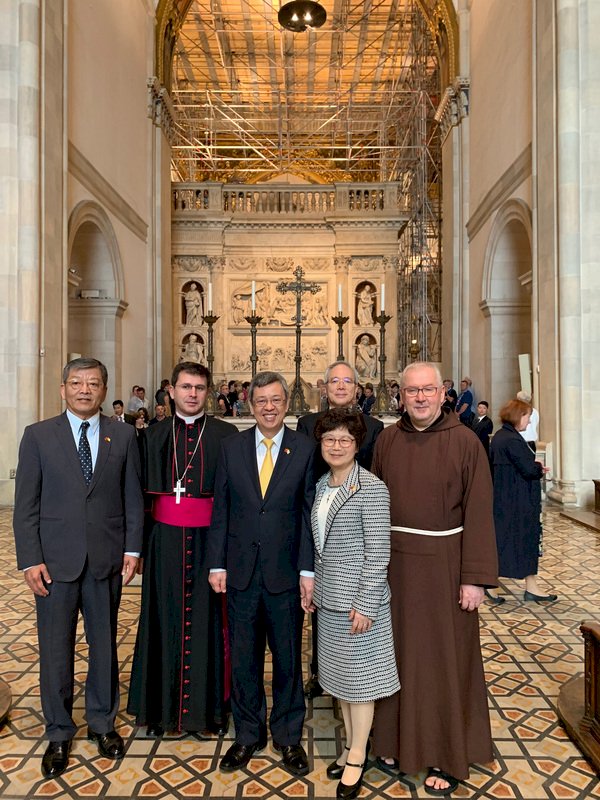 副總統陳建仁（左3）到義大利洛雷托聖母之家朝聖，並參加總主教達爾欽（左2）主持的彌撒儀式。（駐教廷大使館提供）