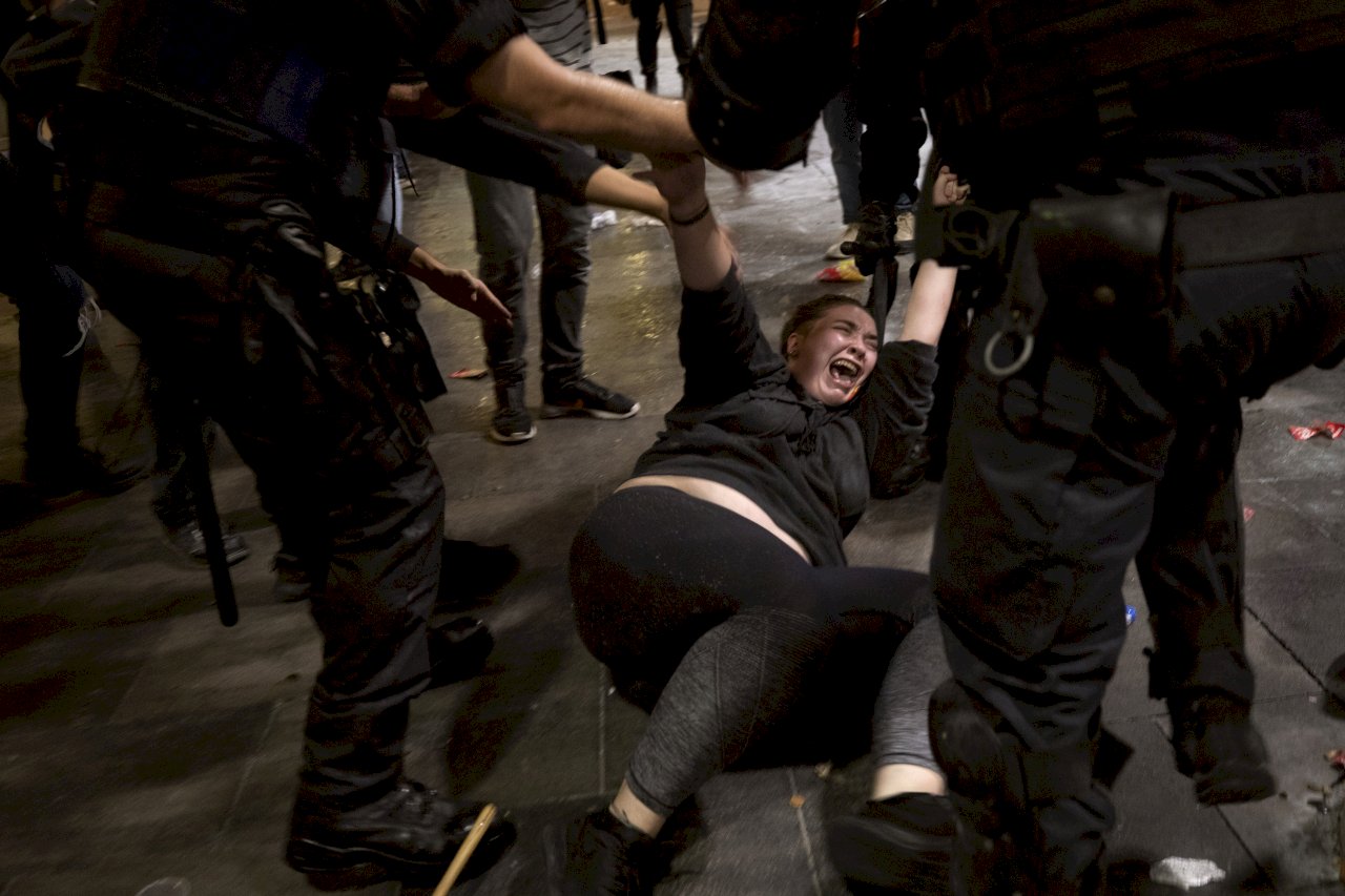巴塞隆納數日來抗議示威 內政部長：將近百人被捕