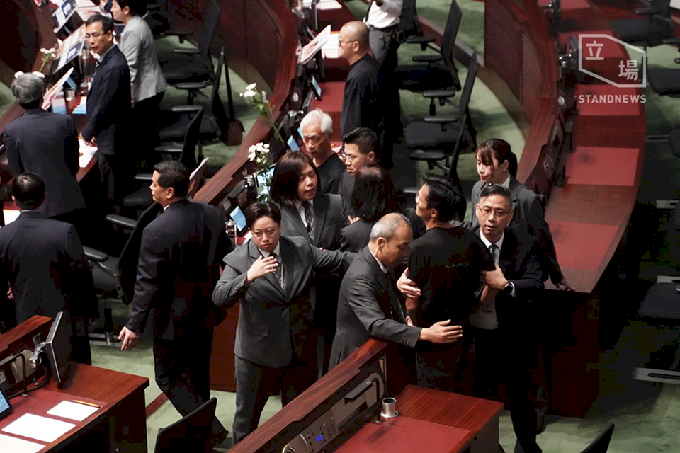 港特首議會答問被抵制 泛民議員遭勒令離場