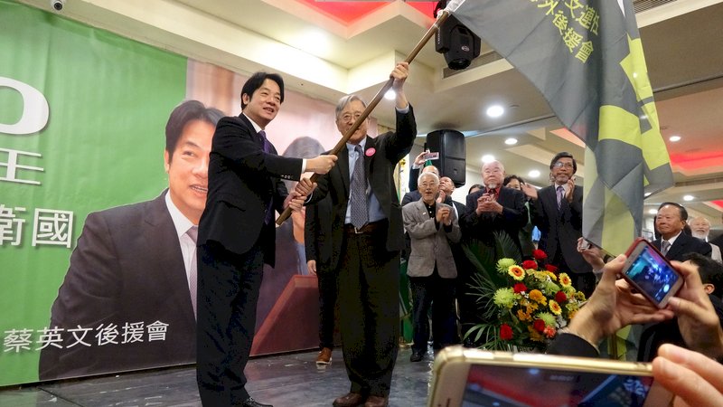 前行政院長賴清德(左)20日在紐約替總統蔡英文輔選,向大紐約及新澤西後援會代表授旗。