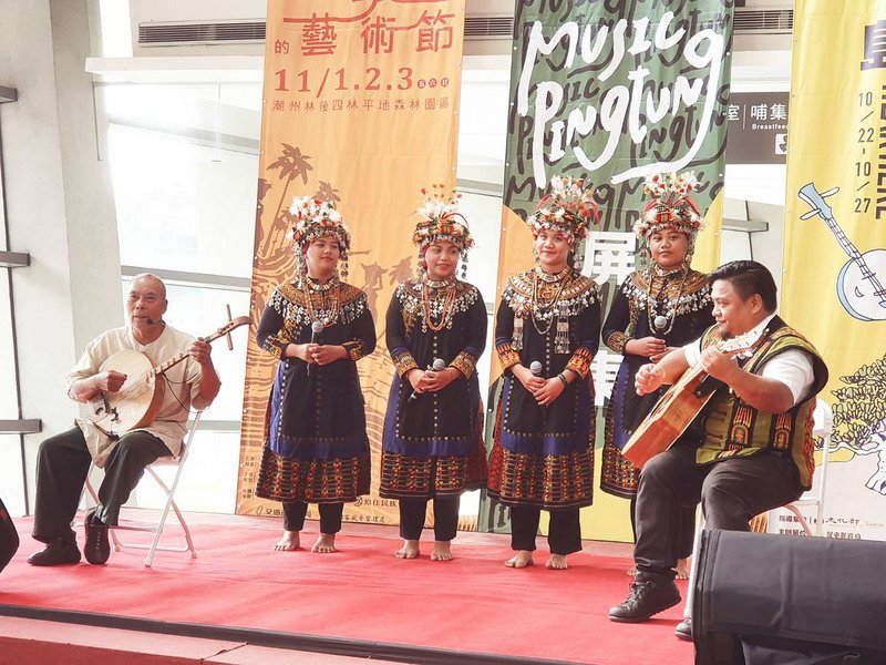 屏東縣政府22日起將連續舉辦「半島歌謠祭」和「斜坡上的藝術節」,共同打造音樂屏東品牌,縣府21日舉辦宣傳記者會。圖為恆春民謠與原民音樂的聯合表演。(屏東縣政府提供)