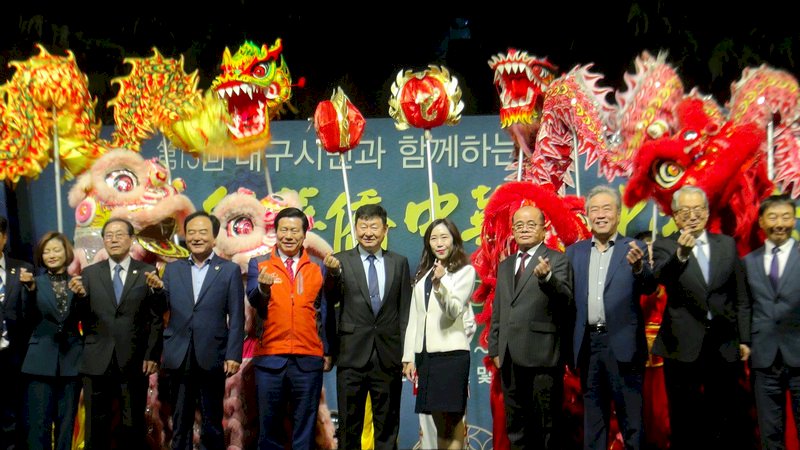 駐釜山辦事處處長吳尚年(右5)於19日晚間應邀參加「大邱華僑中華文化祝祭」後,與漢城華僑協會會長李寶禮(右4)、僑務委員孫寶忠(右3)及大邱華僑協會會長臧汝林(右6)等合影。