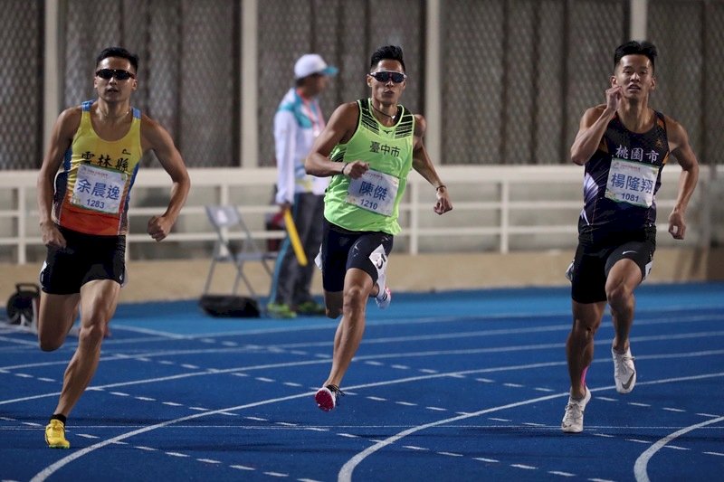 108年全國運動會男子400公尺決賽21日晚間在桃園舉行,台灣田徑好手陳傑(中)以46秒83奪冠。